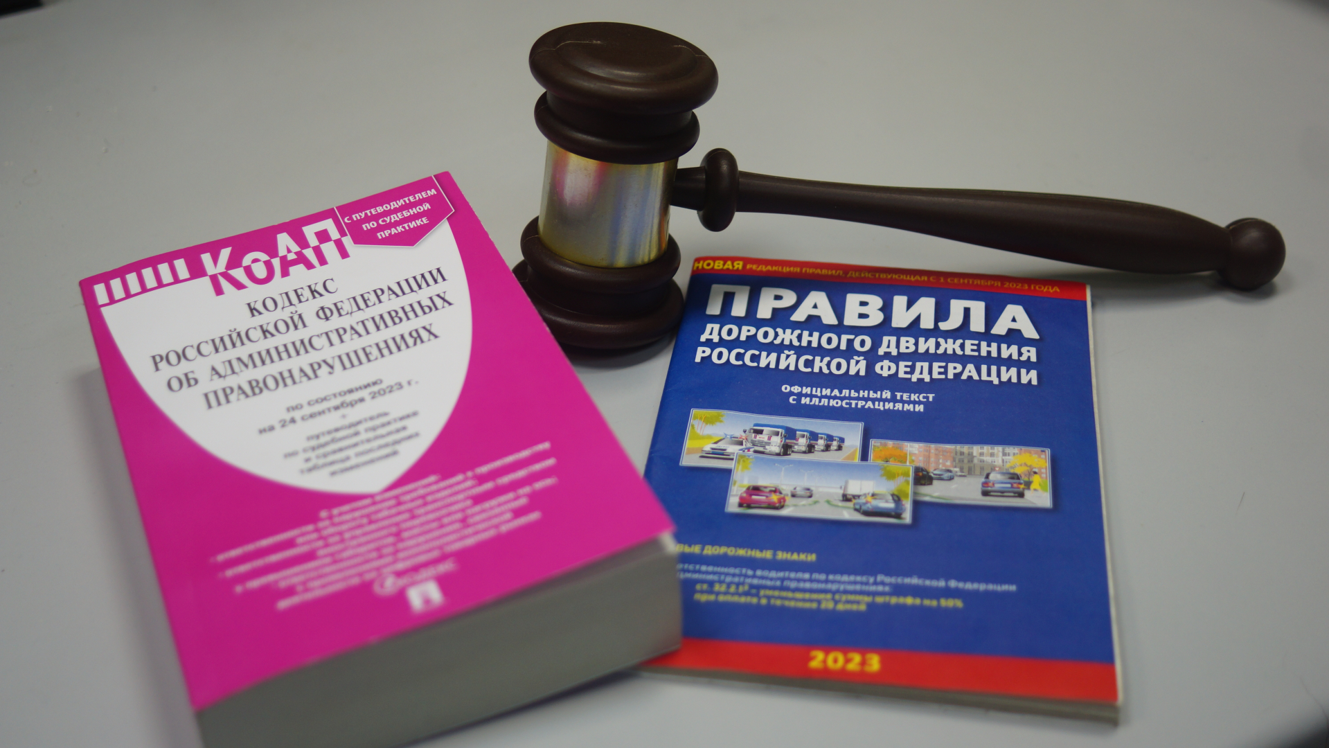 В Приморье понесли наказание женщина и нелегал без водительских прав, которому она передала машину