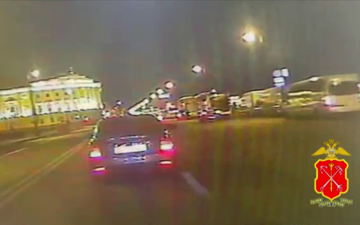 Полицейские в Санкт-Петербурге задержали нетрезвого водителя, совершившего ДТП во время погони