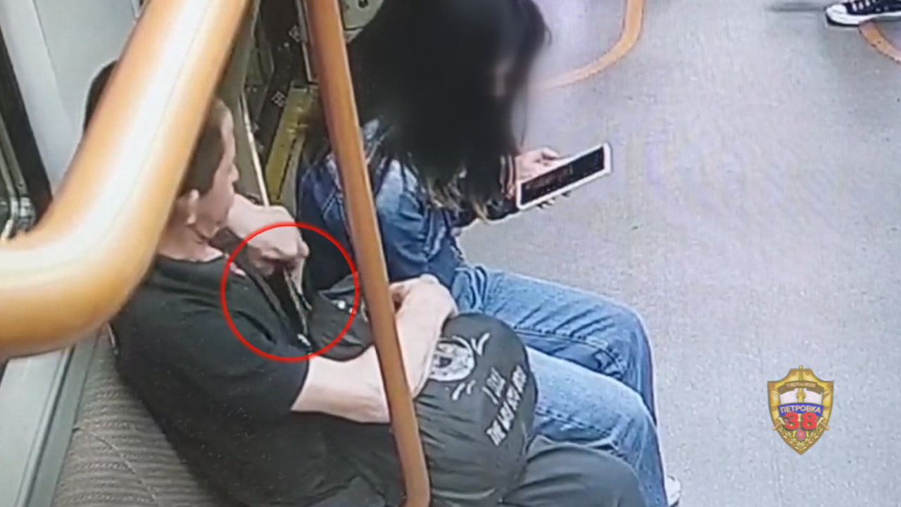 Полицейские столичного метро задержали подозреваемого в краже телефона у пассажирки