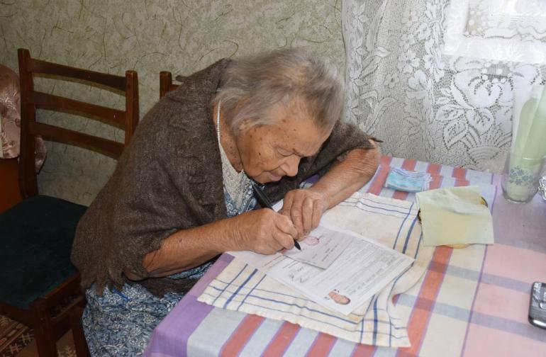 В Луганской Народной Республике 8 жителей города Стаханова получили на дому паспорта граждан России