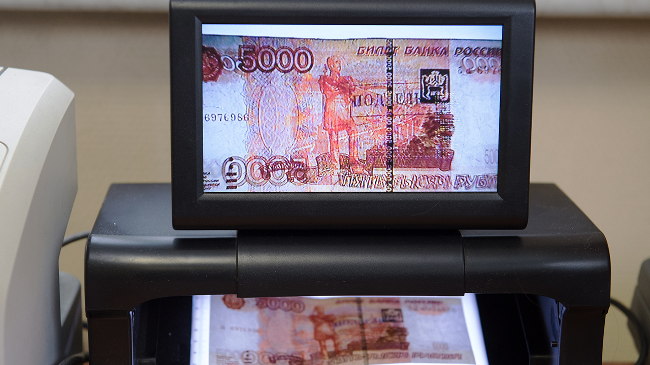 В Саратове перед судом предстанут подозреваемые в сбыте пятитысячных фальшивок