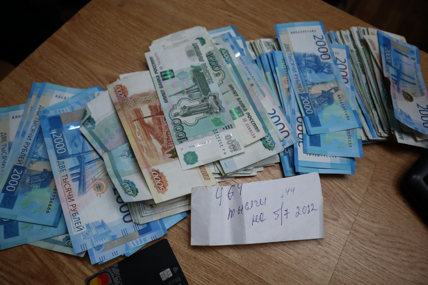 Полиция Волгограда, задержав помощника аферистов, сберегла накопления двух обманутых пенсионерок
