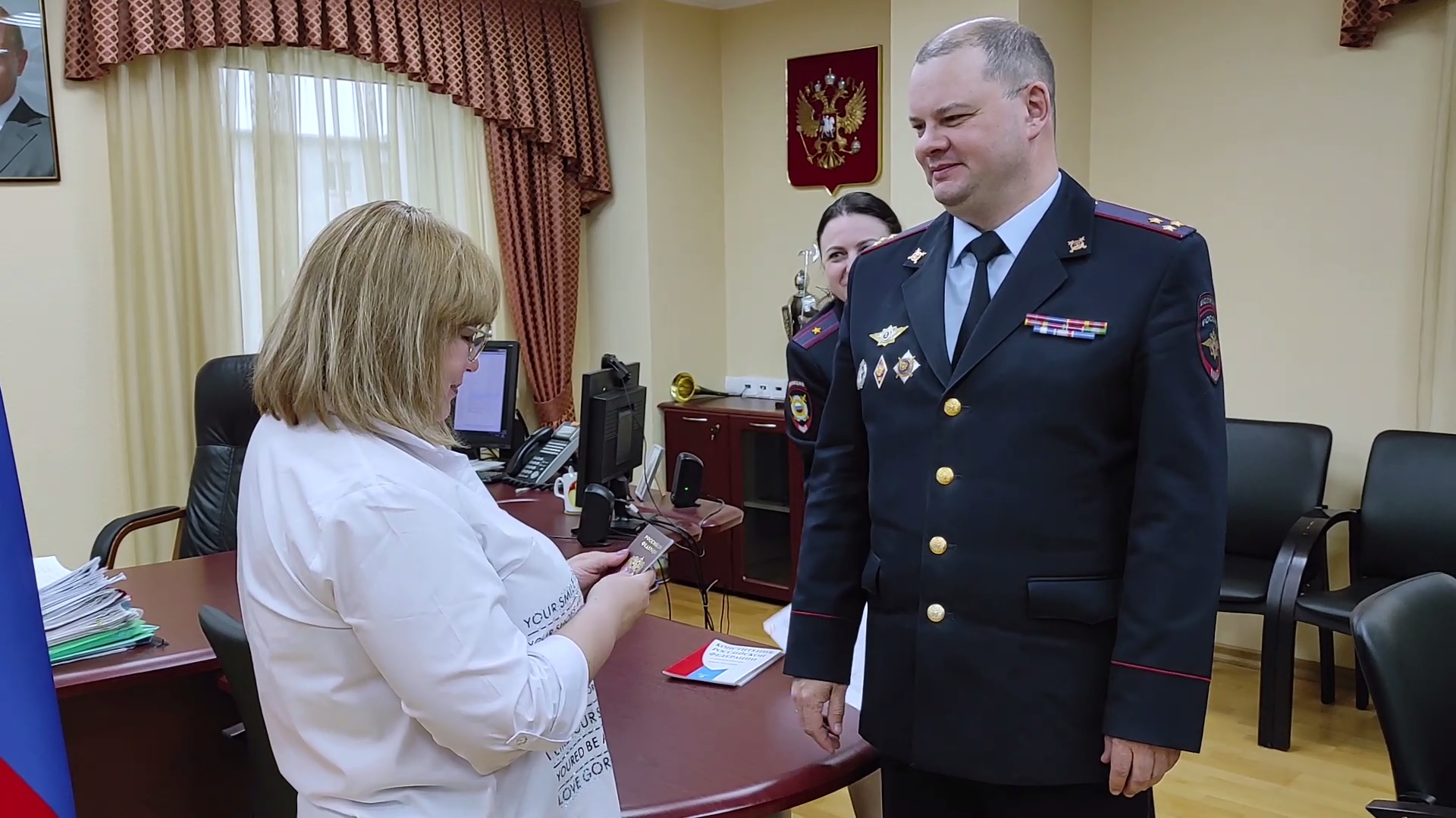 Полицейские Мурманска вручили российские документы семьям из Луганской и Донецкой народных республик