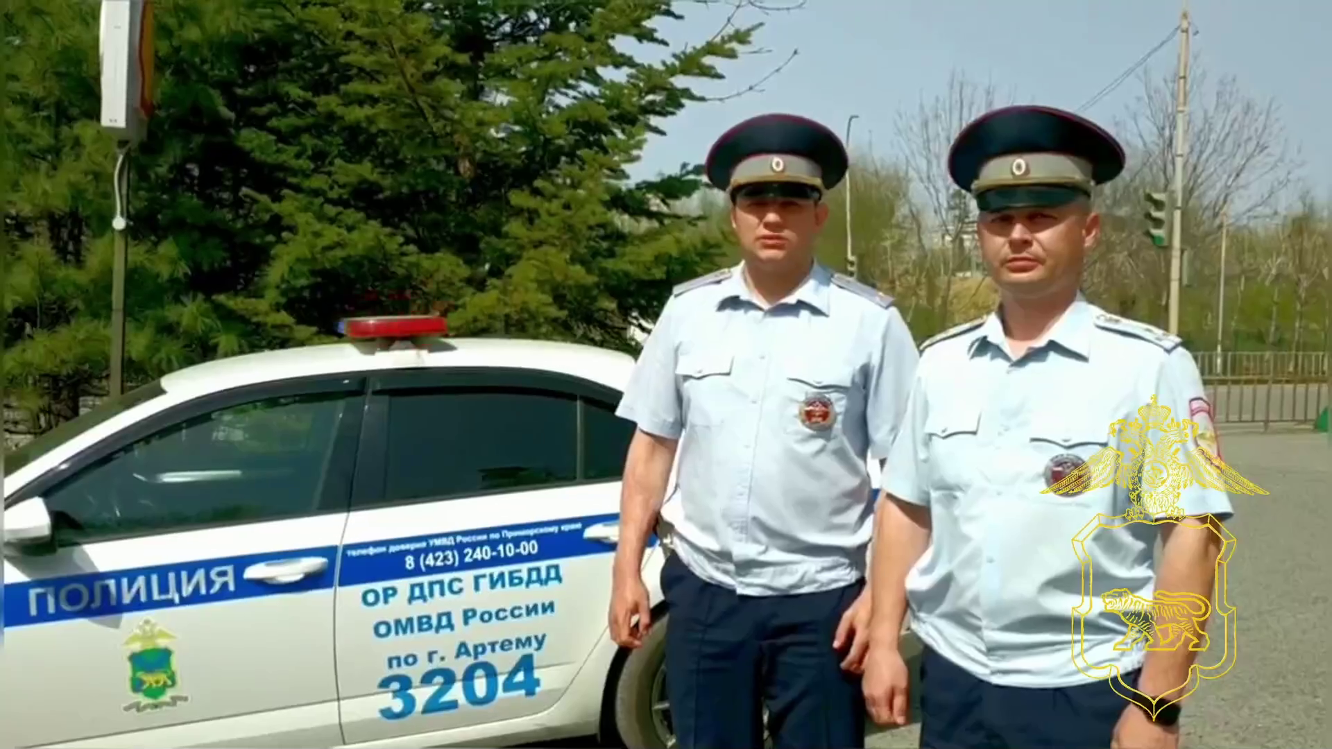 В Приморье сотрудники ДПС вызволили мужчину из объятого едким дымом помещения