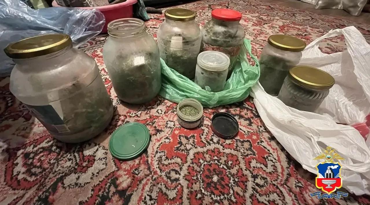 У дважды судимого за наркопреступления жителя Рубцовска полиция Алтая изъяла 12 банок с марихуаной