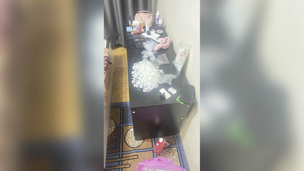 За попытку сбыть в Югре более 1 кг синтетического наркотика под стражу взята иностранная гражданка
