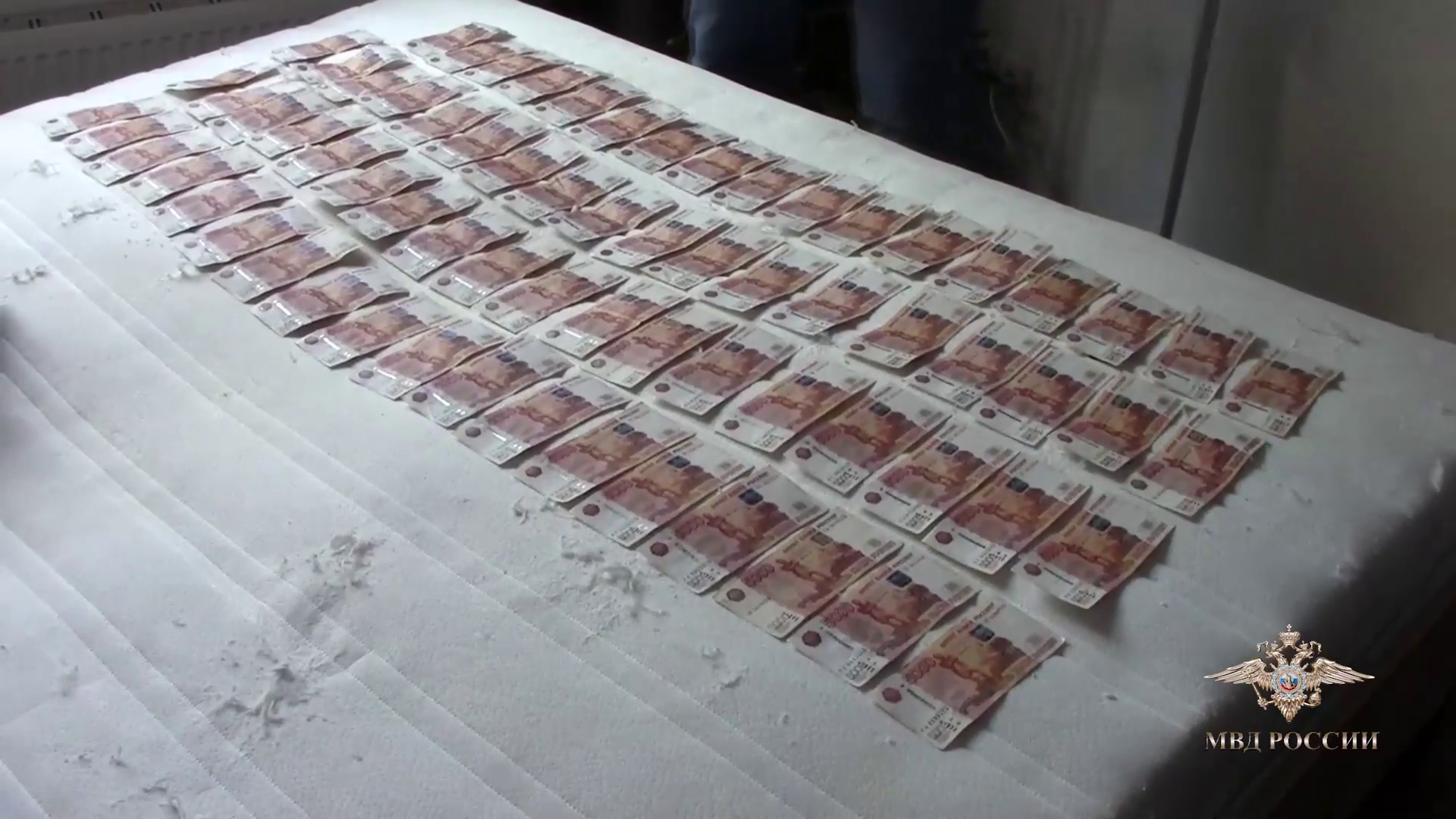 МВД России публикует видео задержания подозреваемых в вымогательстве на юге столицы