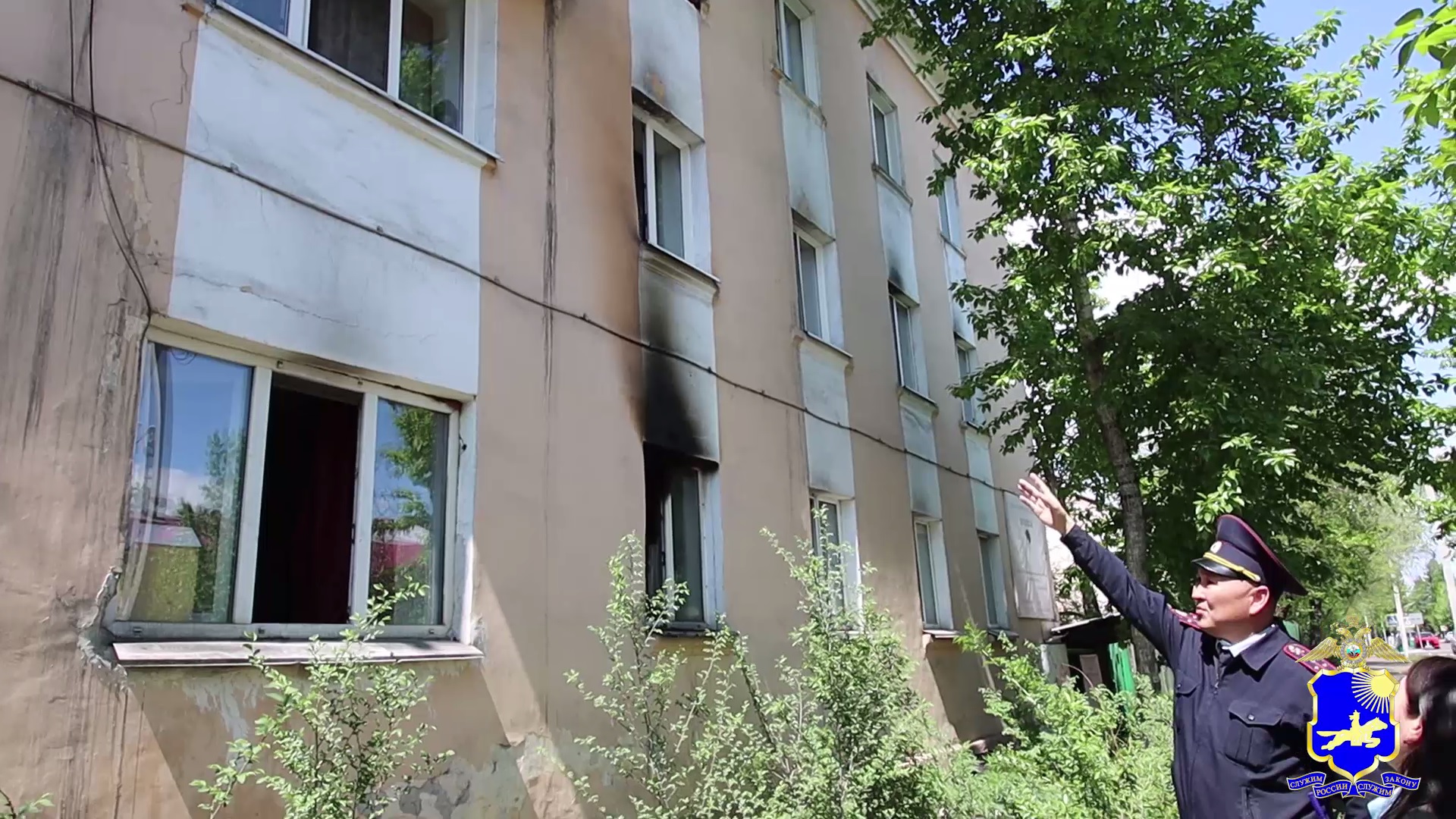 В Туве сотрудники полиции и неравнодушный гражданин спасли четверых детей из задымлённых квартир