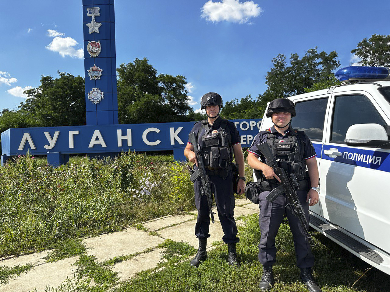 В Луганске двое сотрудников сводного отряда полиции МВД России оказали помощь пострадавшим в ДТП