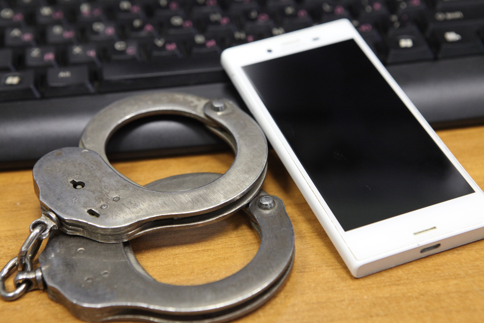 Полицейские выявили 18-летнего жителя ЛНР, который сдавал в аренду мошенникам аккаунты и сим-карты