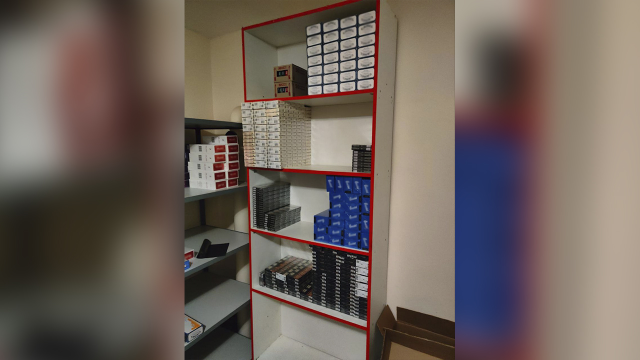 У владельца двух магазинов в Кирове полиция изъяла безакцизные сигареты и алкоголь на 2,8 млн рублей