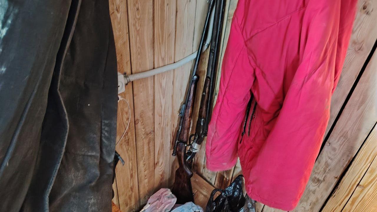 Хабаровские полицейские изъяли оружие и наркотики у ранее судимого жителя поселка Известковый