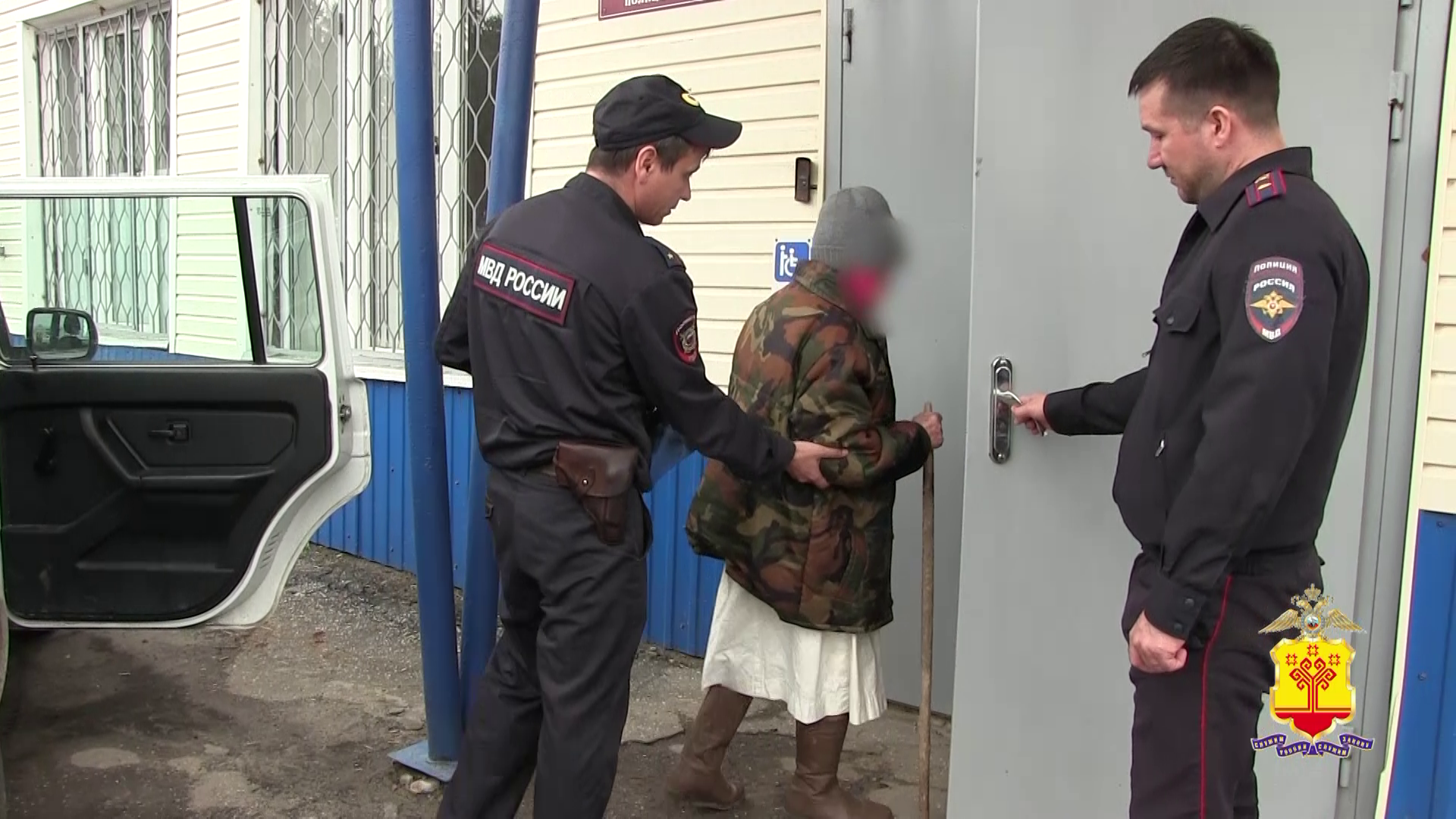 По подозрению в ограблении пенсионерки в Чувашии полицейские задержали мужчину и его 15-летнего сына