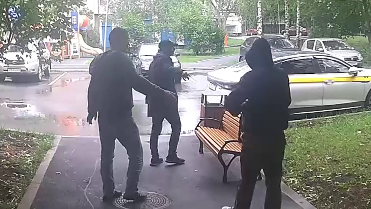В центре столицы полицейскими по горячим следам раскрыто разбойное нападение на москвича