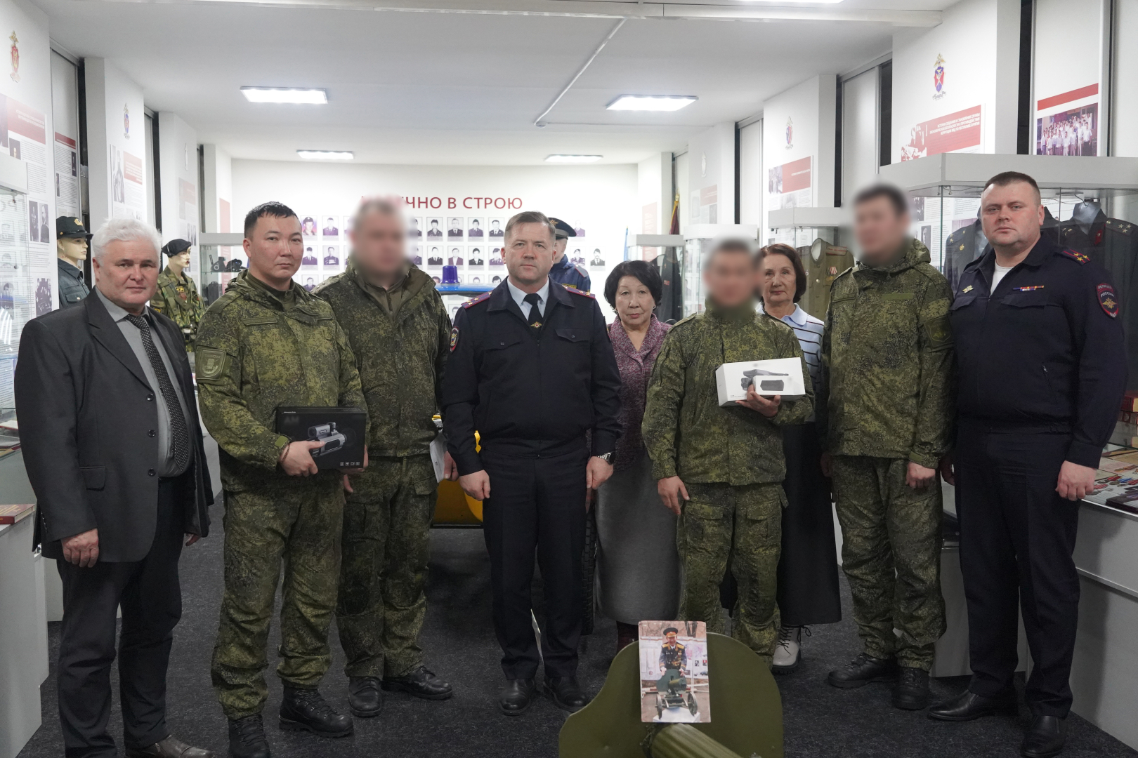 Полицейские Бурятии и ветераны МВД передали в зону проведения СВО гуманитарный груз для бойцов
