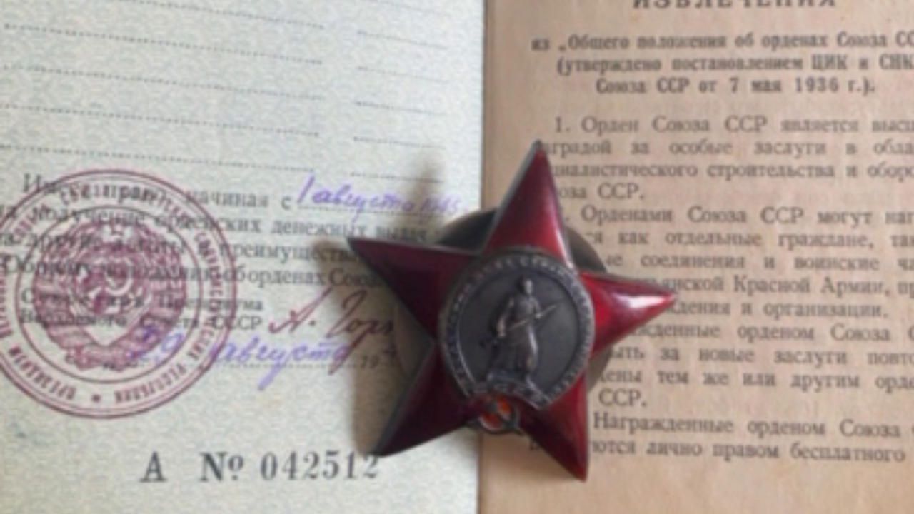 В Рязани полицейские вернули в семью пенсионеров похищенные орден и медали родственников