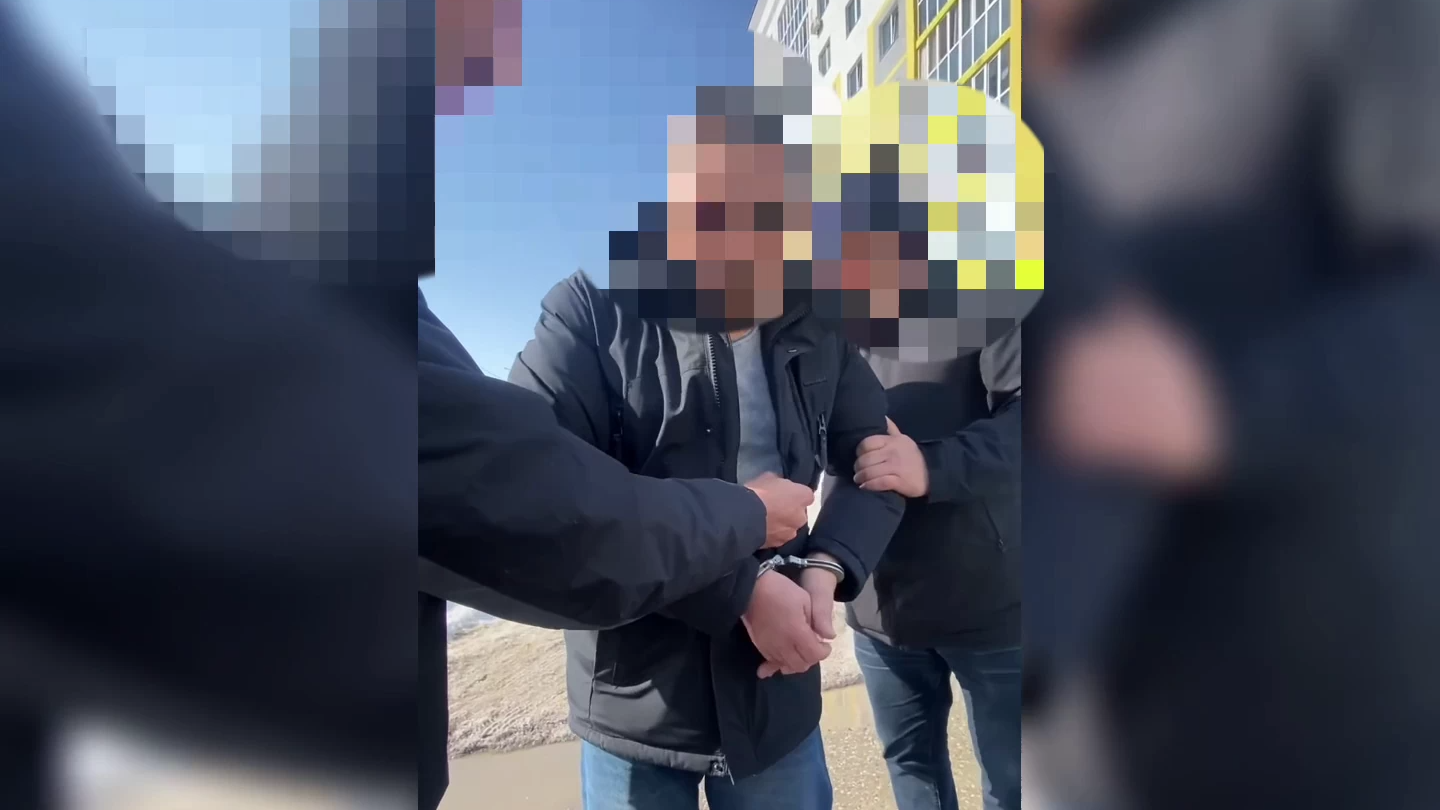 Полицейские Нефтеюганска задержали наркосбытчика, находившегося в федеральном розыске с 2003 года