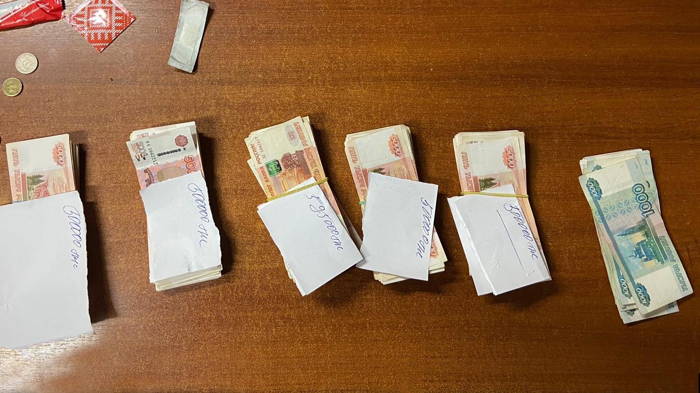 Лжеработника автосалона, убежавшего с деньгами продавца внедорожника, задержала полиция Астрахани