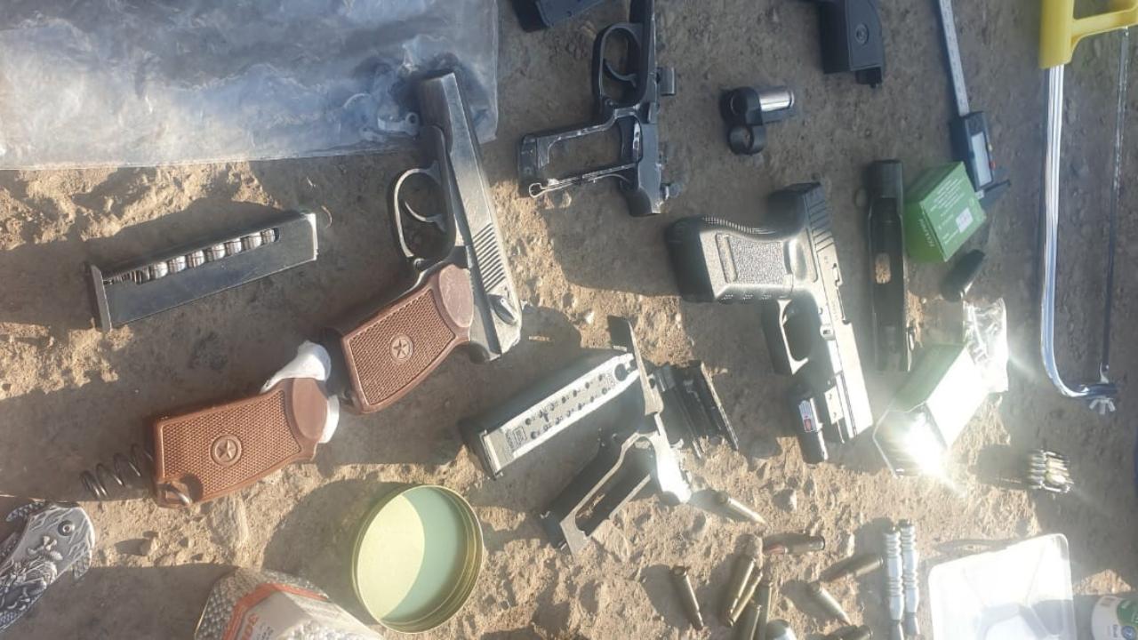 Полиция Астрахани помимо наркотиков обнаружила в машине сбытчика охолощённый автомат и пистолеты