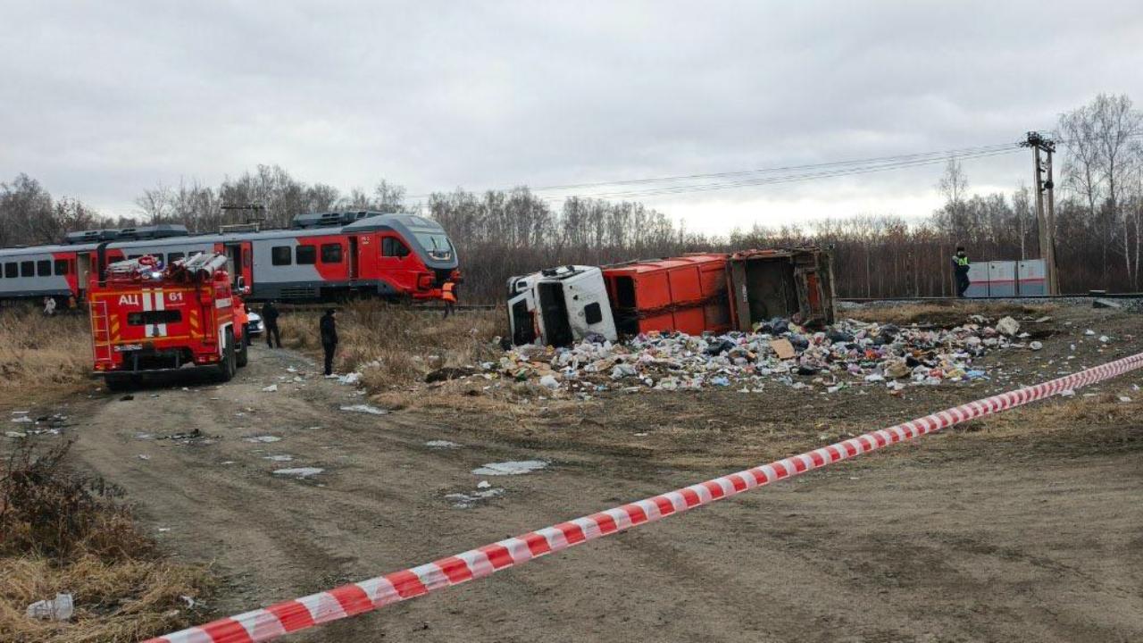 Транспортные полицейские Южного Урала выясняют причины столкновения электропоезда и грузовика