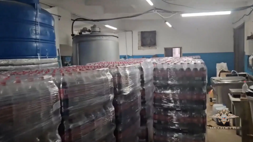 В Смоленской области полицейские ликвидировали подпольный цех с контрафактным газированным напитком