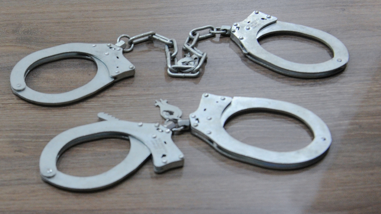 В Домодедове полицейские задержали двух мужчин за вымогательство 2,7 млн рублей у знакомого