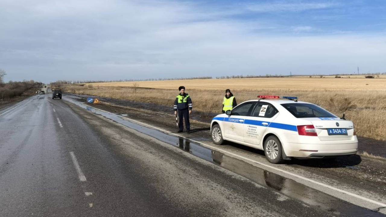 Красноярская полиция обеспечивает безопасность движения в месте подтопления на 449 км трассы Р-257