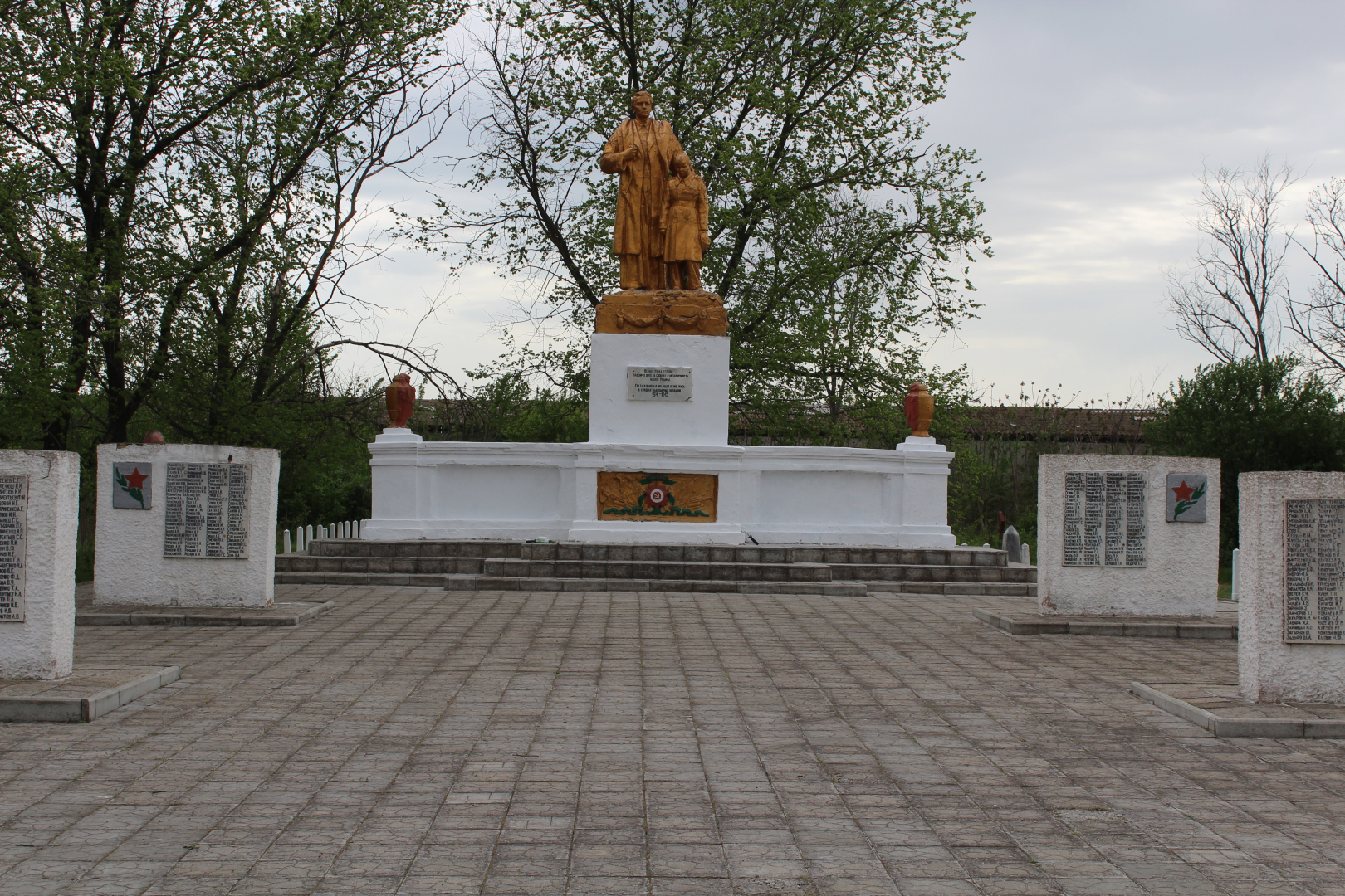 Правоохранители Херсонской области благоустроили территорию мемориала участникам Великой Отечественной войны