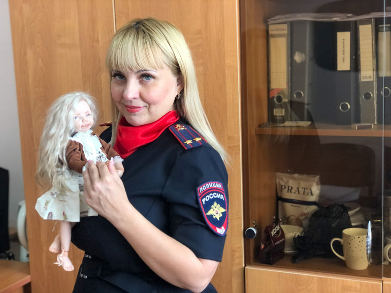 Первая кукла живёт в кабинете