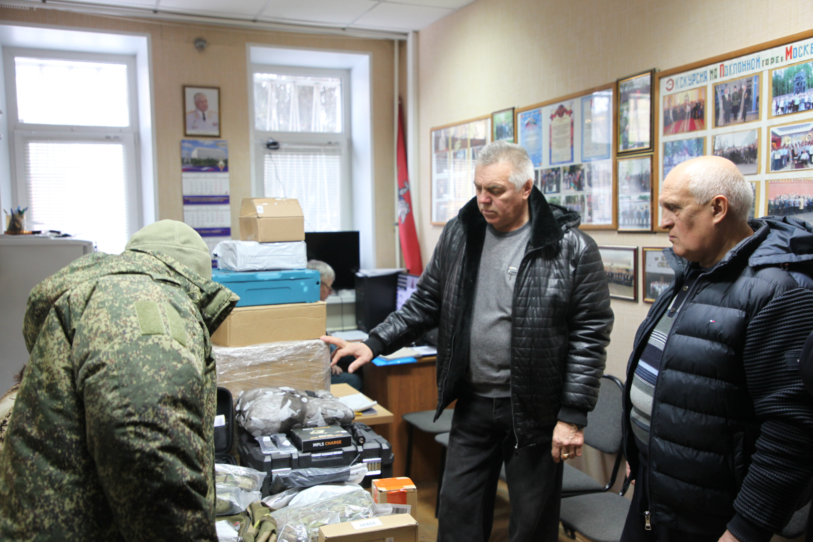 В Орле ветераны органов внутренних дел собрали и передали гуманитарную помощь бойцам СВО