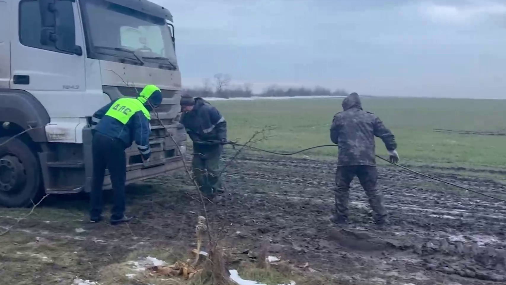 В Запорожье полиция вызволила из полевой распутицы большегруз сбившегося с маршрута дальнобойщика