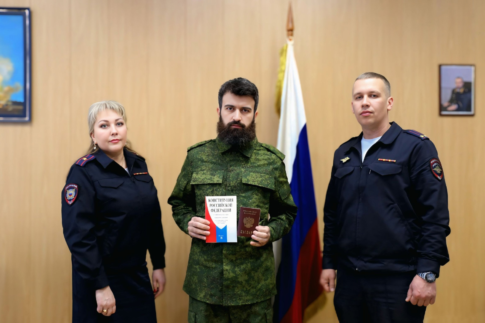 Полицейские города Мирный Архангельской области вручили российский паспорт участнику СВО