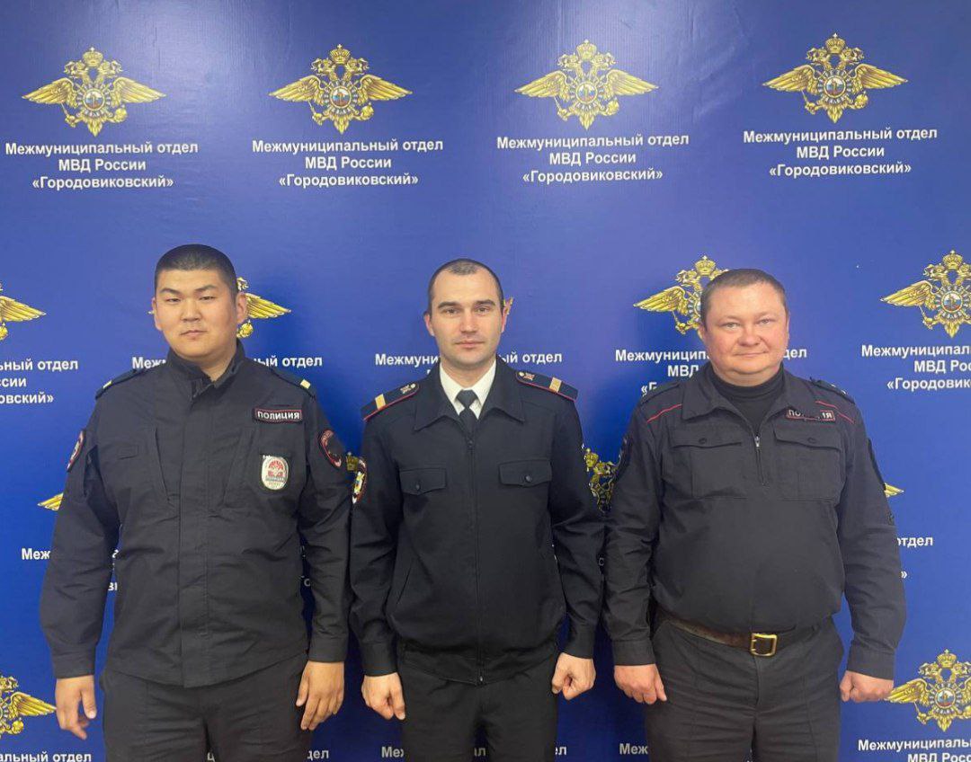 В Калмыкии сотрудники полиции спасли пенсионеров с внучкой, предотвратив возгорание их домовладения