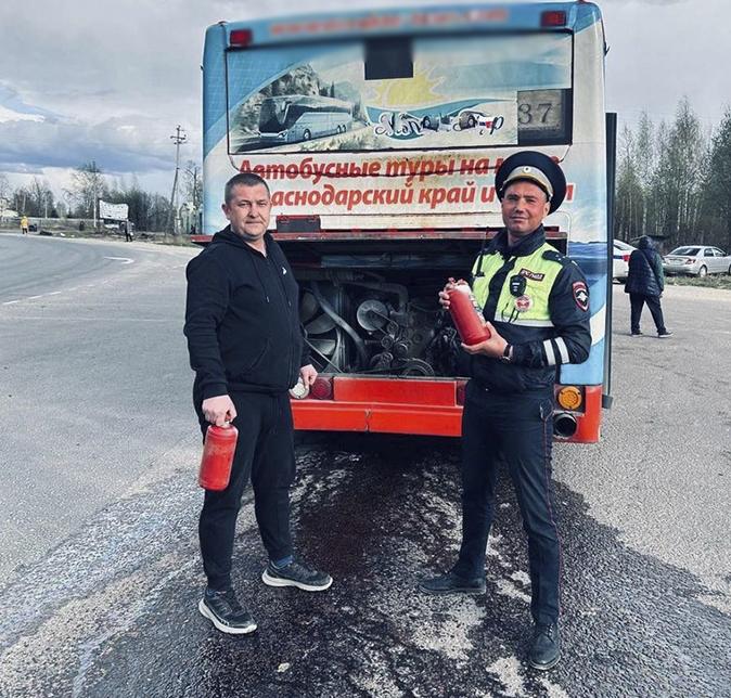 В Вологодской области автоинспекторы потушили возгорание маршрутного автобуса