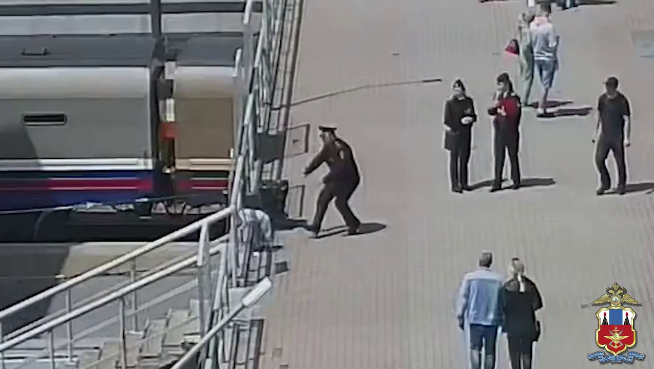 Транспортный полицейский предотвратил падение ребёнка на железнодорожные пути во Владивостоке