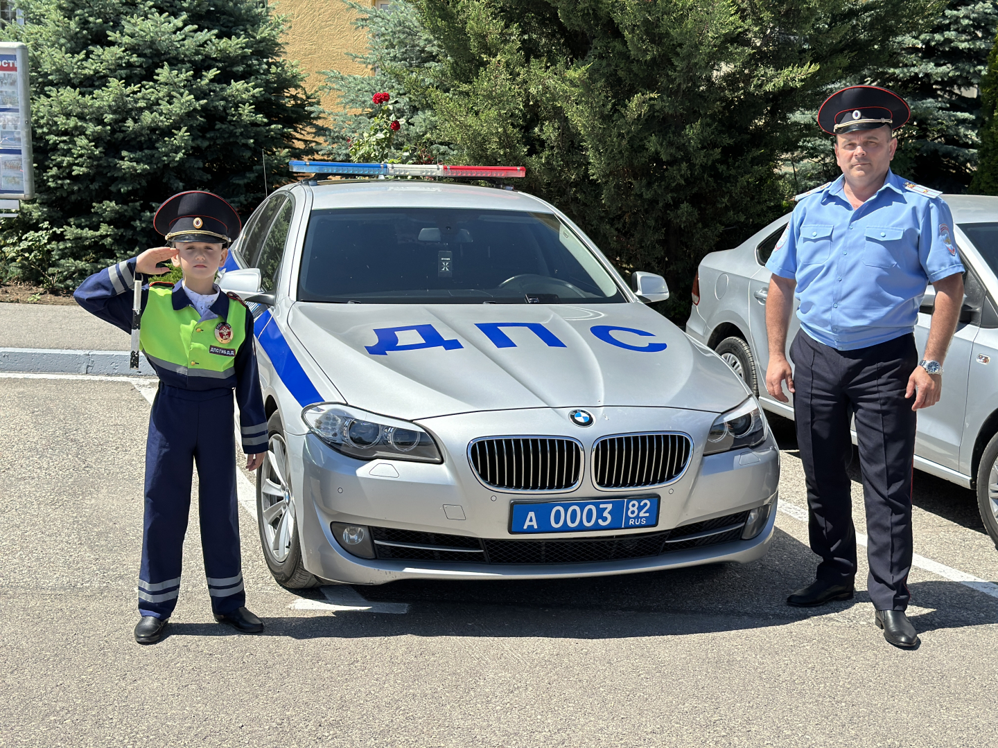В Крыму автоинспекторы провели экскурсию для 8-летнего мальчика, мечтающего стать полицейским