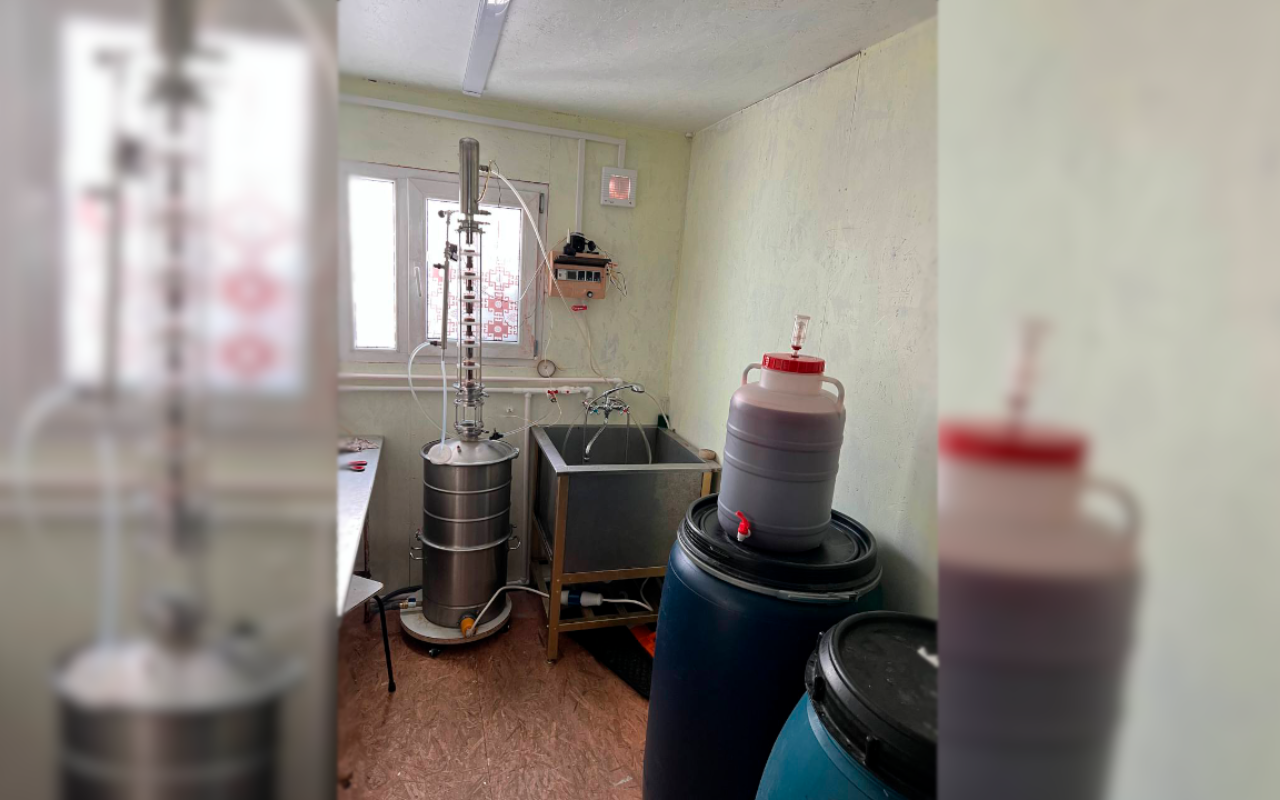 На Камчатке задержаны сожители, которые изготавливали на заказ для продажи крепкий алкоголь
