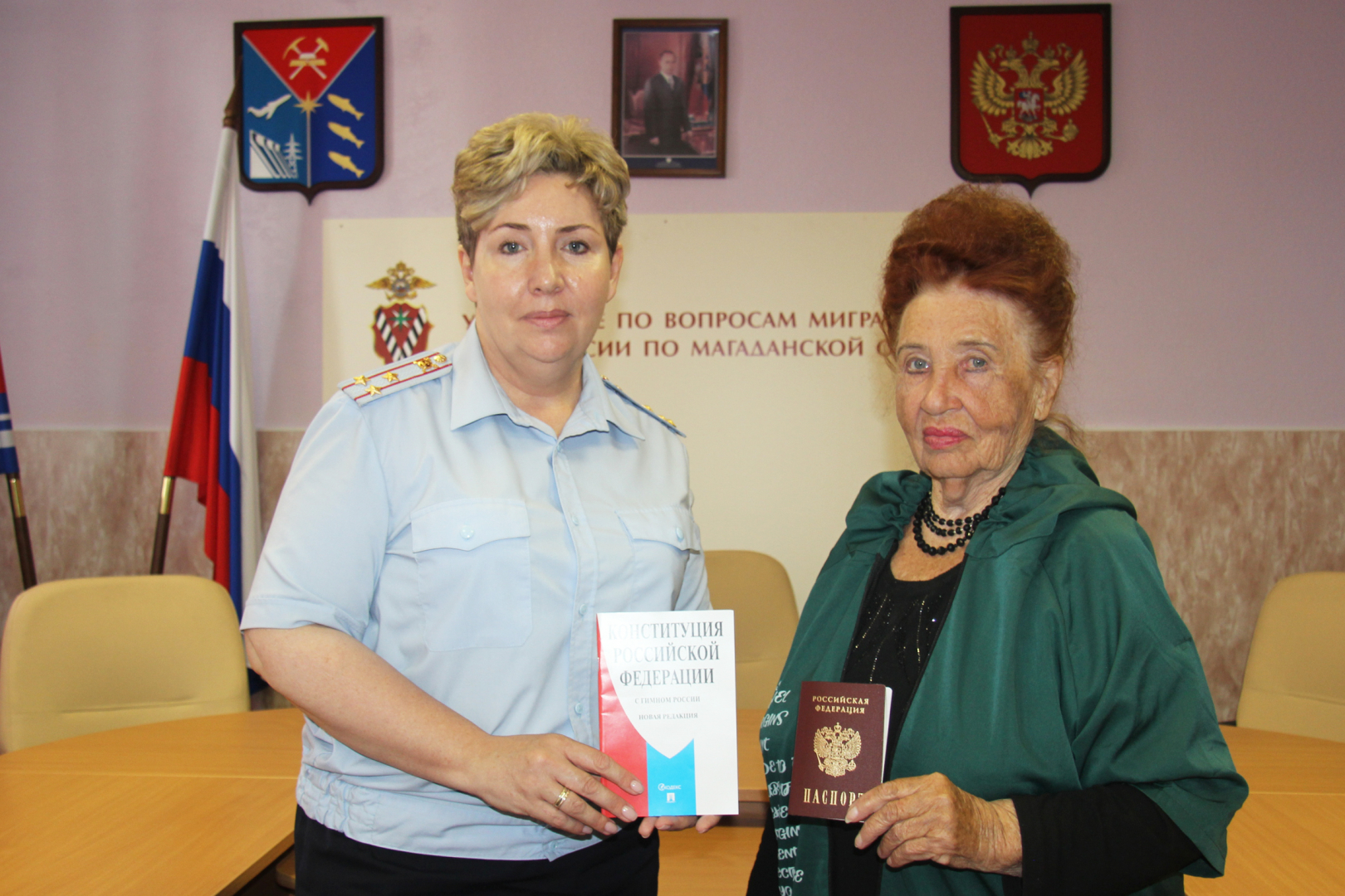 В Магадане полицейские вручили 82-летней уроженке ЛНР российский паспорт