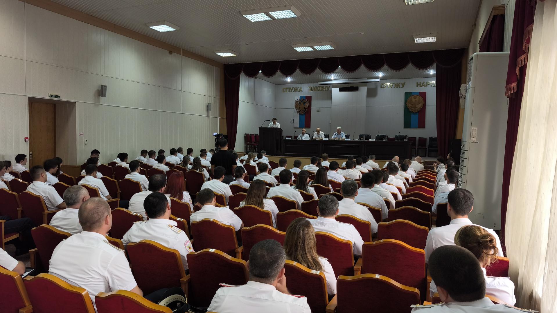 Сегодня 65 выпускников вузов системы МВД России получили служебные удостоверения в Дагестане