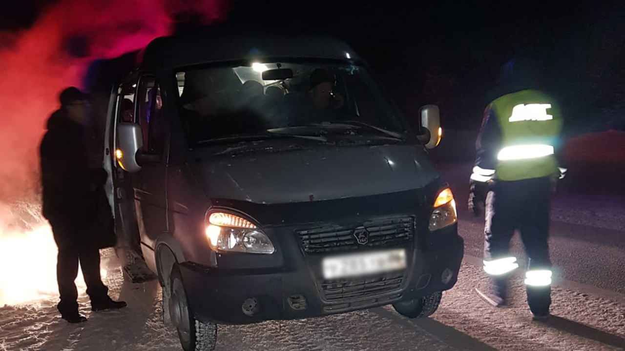В Югре автоинспекторы пришли на помощь водителю и пассажирам сломавшегося на морозе микроавтобуса