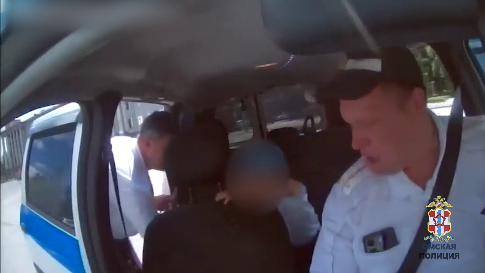В Омске инспекторы ДПС оперативно доставили в больницу двухлетнего малыша, нуждавшегося в помощи