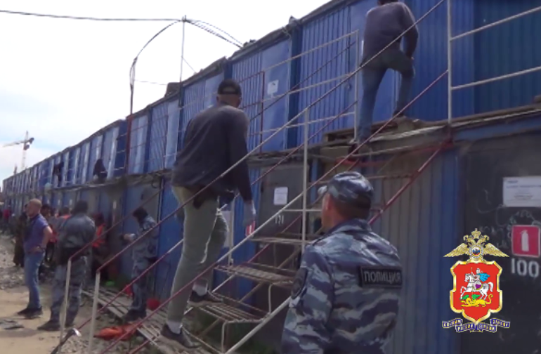 На территории жилого комплекса в подмосковном Одинцово полиция выявила нелегальных мигрантов
