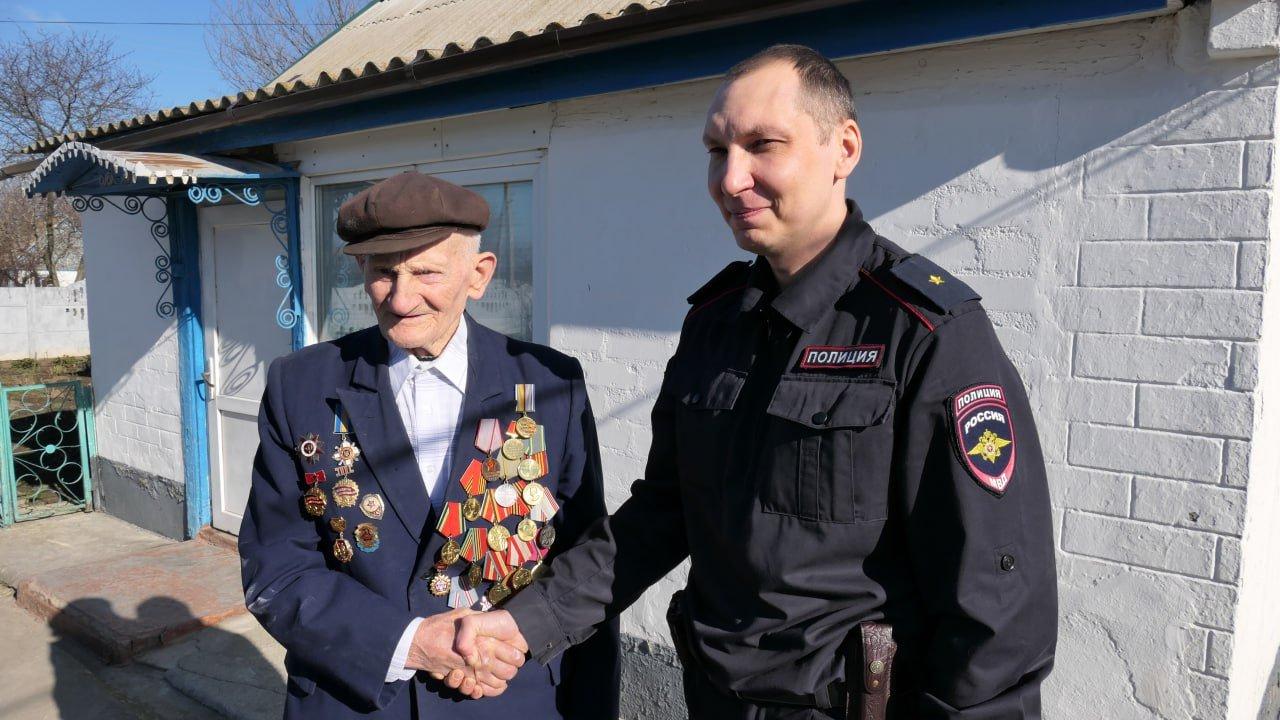 В Херсонской области полицейские вручили российский паспорт 99-летнему ветерану Великой Отечественной войны