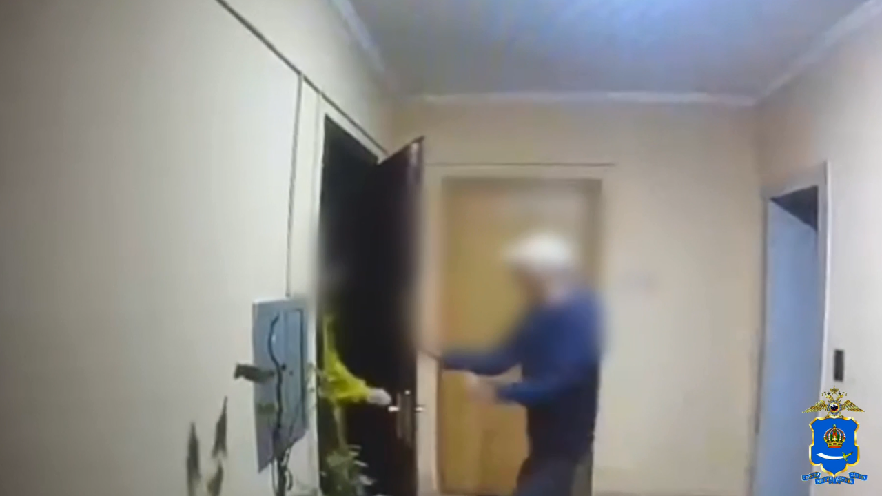 В Астрахани полицией задержан грабитель, похитивший у пенсионерки сумку на пороге её квартиры