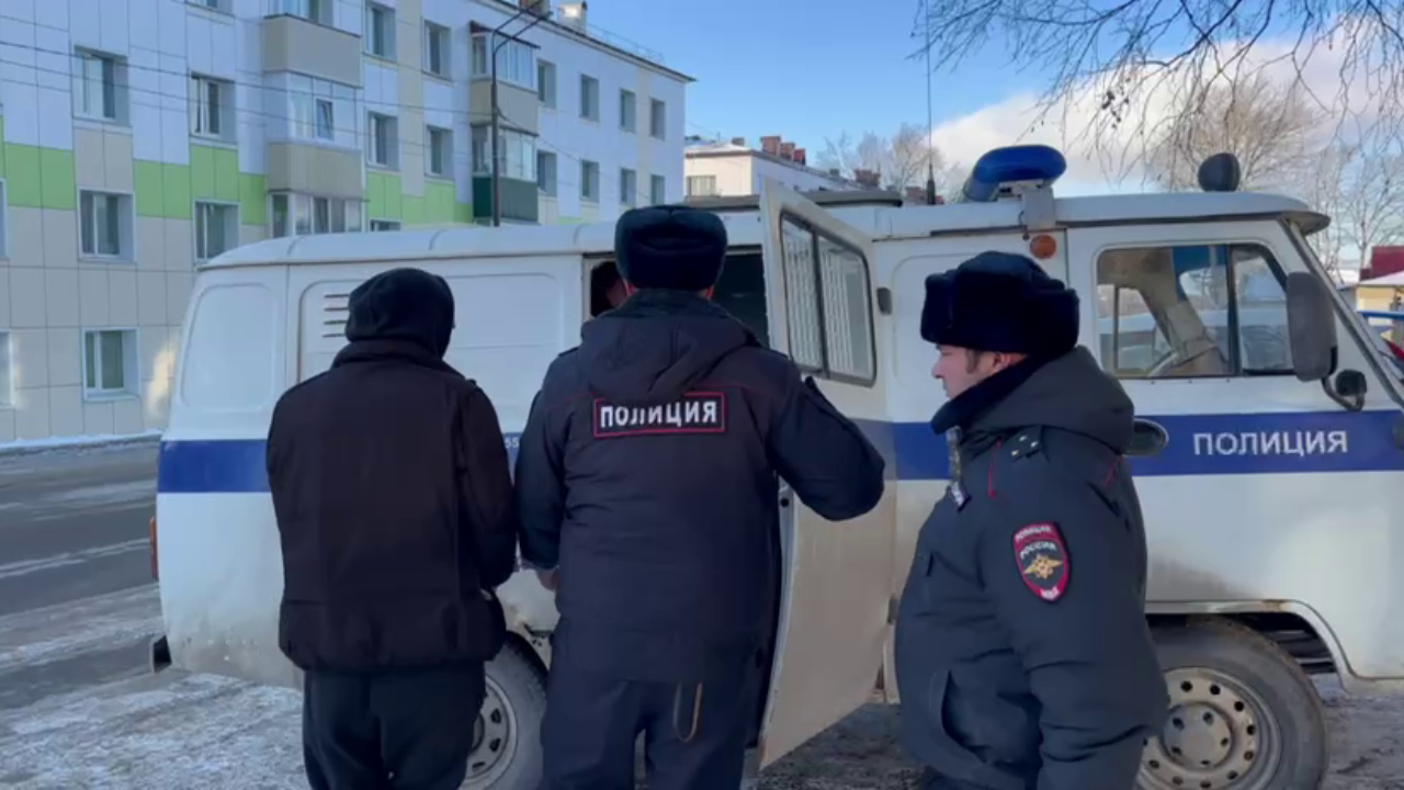 Полиция Сахалина задержала мужчин, совершивших разбой ради 130 литров красной икры и бензогенератора