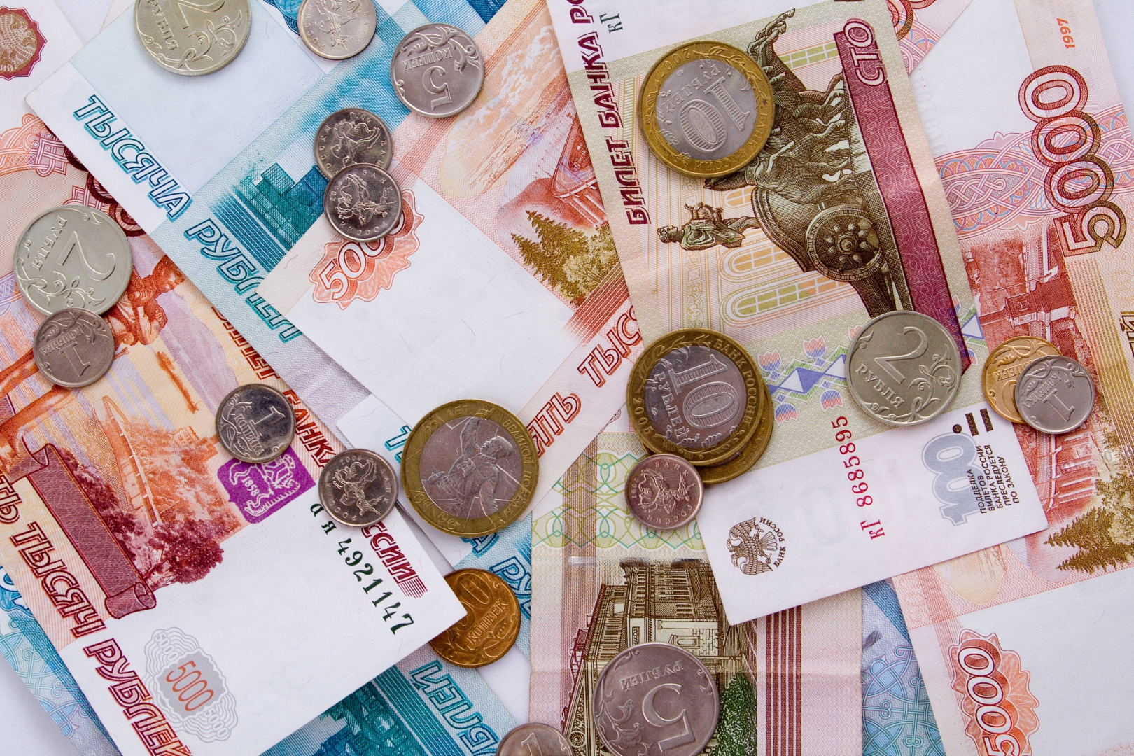 В Саратове руководитель офиса микрофинансов вместе с подчинённым оформляли «левые» кредиты на граждан