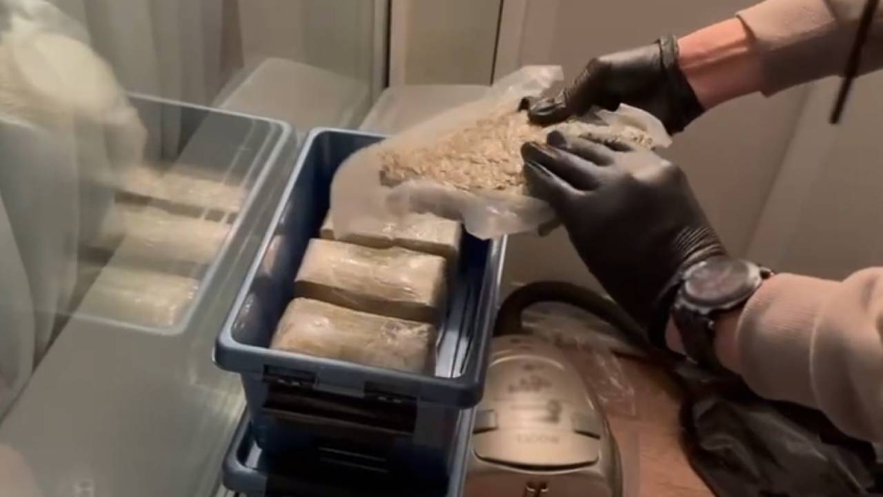 Столичные оперативники изъяли у двоих молодых людей более трёх килограммов наркотиков