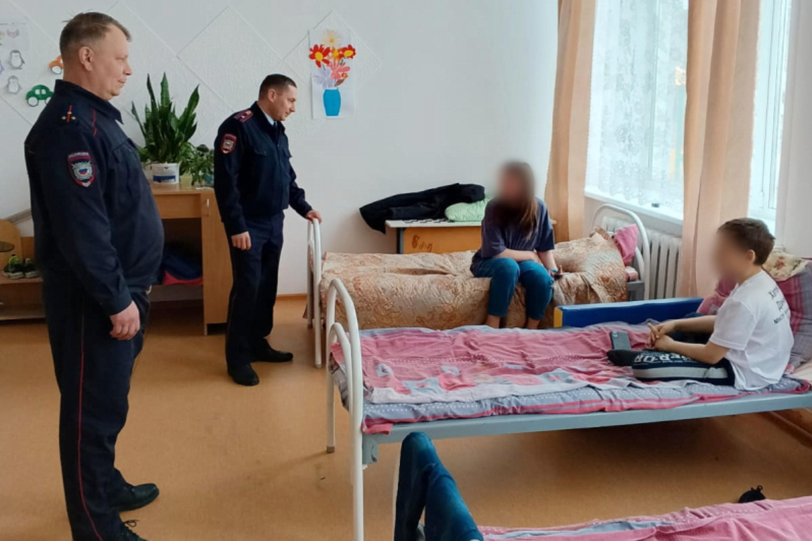 В Курганской области сотрудники полиции несут службу в пунктах временного размещения граждан