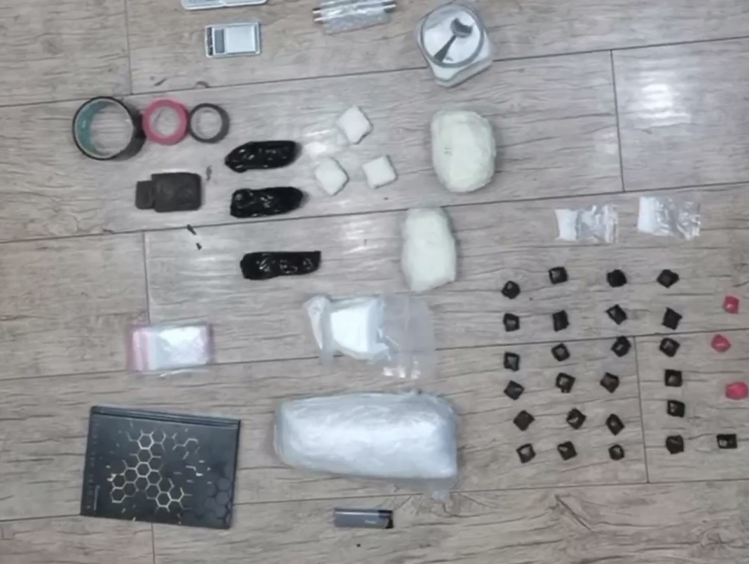 Полицейские Санкт-Петербурга изъяли у закладчика более 1 кг мефедрона, а также гашиш и кокаин