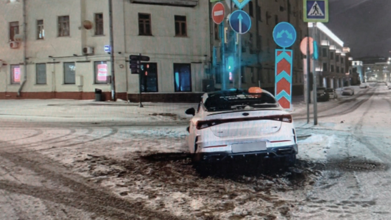 В центре Москвы полицией задержан нетрезвый угонщик такси, который совершил на чужой иномарке ДТП